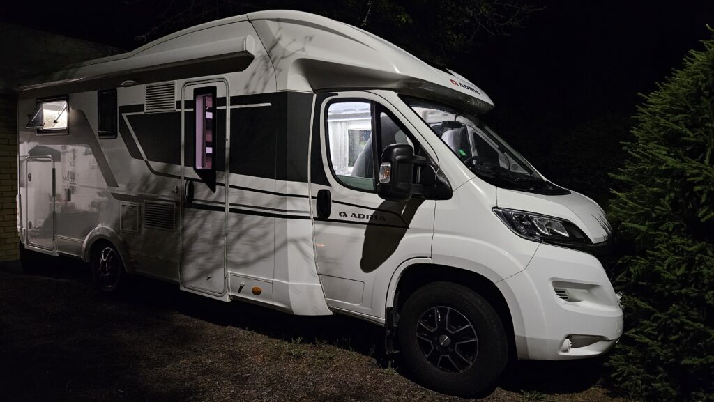 Adria Matrix 670 SL Adria Matrix 670 SL matkailuauto yöllä pihassa
